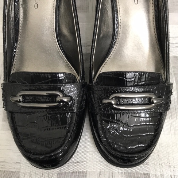BANDOLINO Block Heel Dress Loafer - Picture 6 of 7